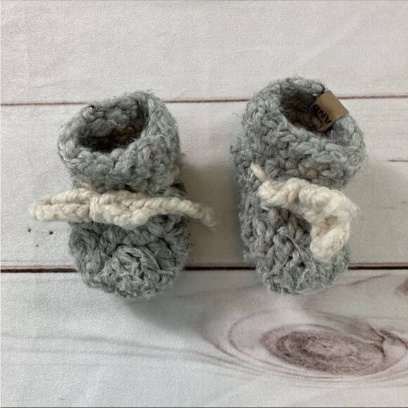 AND Gray Baby Hand Knitted Booties Crochet Pattern Shoes Size 3x5 - Picture 1 of 8